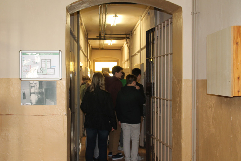 Schülergruppe während einer Führung im Zellentrakt, Aufnahme 2015. Die Schüler sehen sich die links und rechts vom Gang abgehenden Zellen an.  