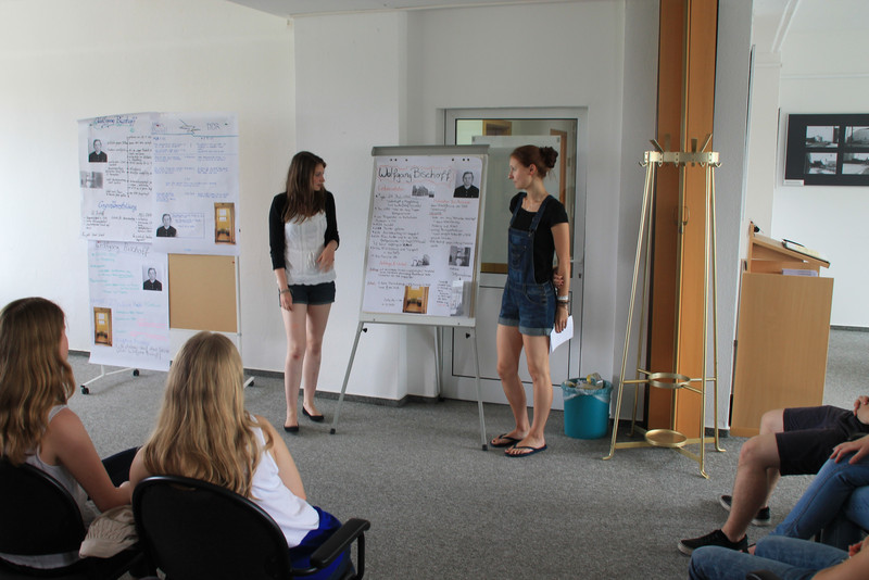 Präsentation der Arbeitsergebnisse eines Projekttags in der Sonderausstellung „Magdeburg, 17. Juni 1953“ durch zwei Schülerinnen, Aufnahme 2013. 